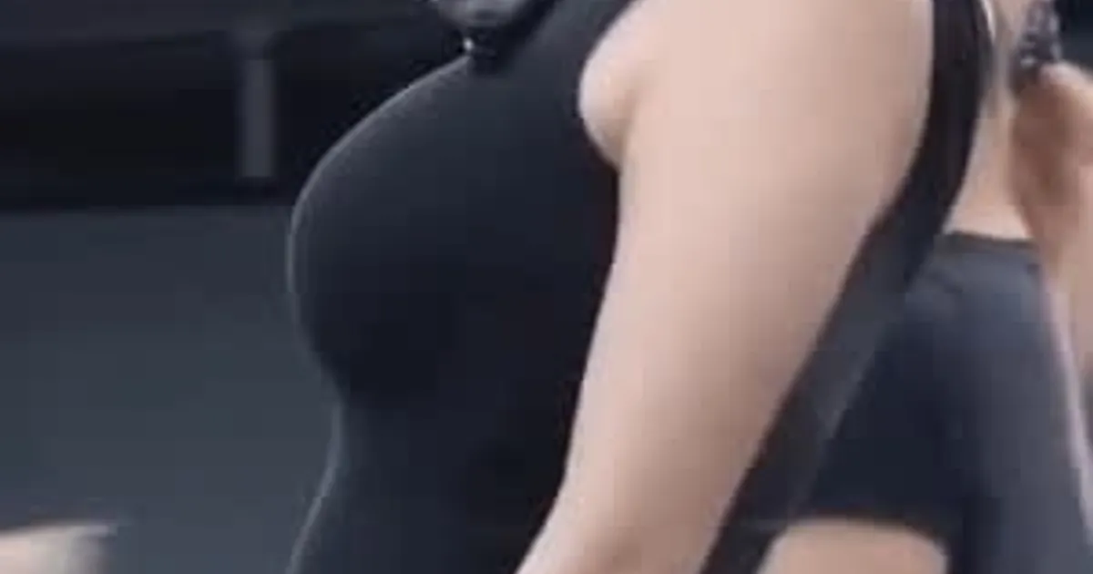 안경 쓴 에스파 카리나 안무연습 봉긋한 밀착 민소매