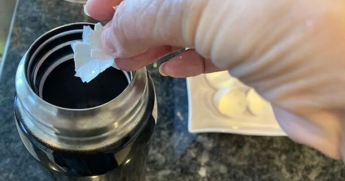 텀블러 안쪽 찌든 때, 계란 껍질만 있으면 싹 지워집니다