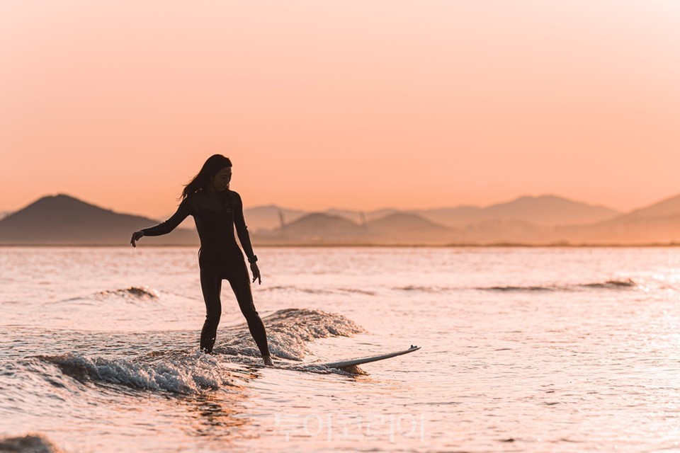 부산 다대포 선셋 서핑 / 사진-부산관광공사 