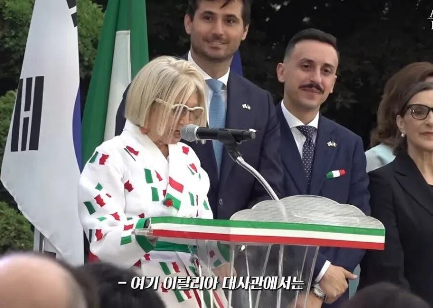 이례적으로 한복을 입은 주한 이탈리아 대사