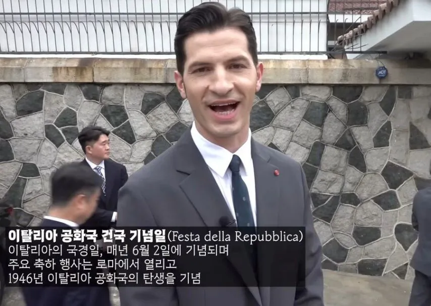 이례적으로 한복을 입은 주한 이탈리아 대사