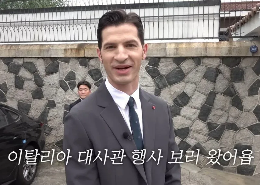 이례적으로 한복을 입은 주한 이탈리아 대사