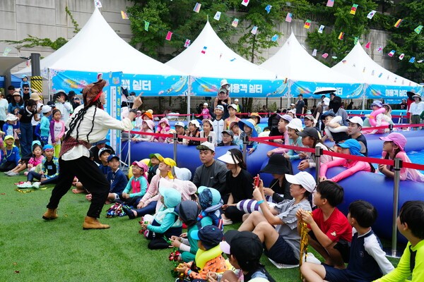 길음1동 7단지 앞 성북물놀이축제 개막식 가족  뮤지컬 공연 모습(사진제공=성북구청)