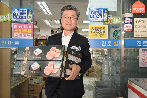 김길성 중구청장 민생회복 소비쿠폰으로 물품 구입 모습(사진제공=중구청)