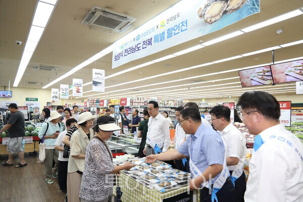노동진 수협중앙회장은 지난 7월 31일 전복 긴급 할인 판촉이 열리고 있는 GS더프레시 명일점을 방문해 할인 현장을 살폈다. /사진-수협