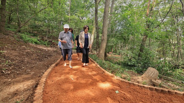 신계용 과천시장 청계산 황톳길 시민들과 라운딩 모습(사진제공=과천시청)