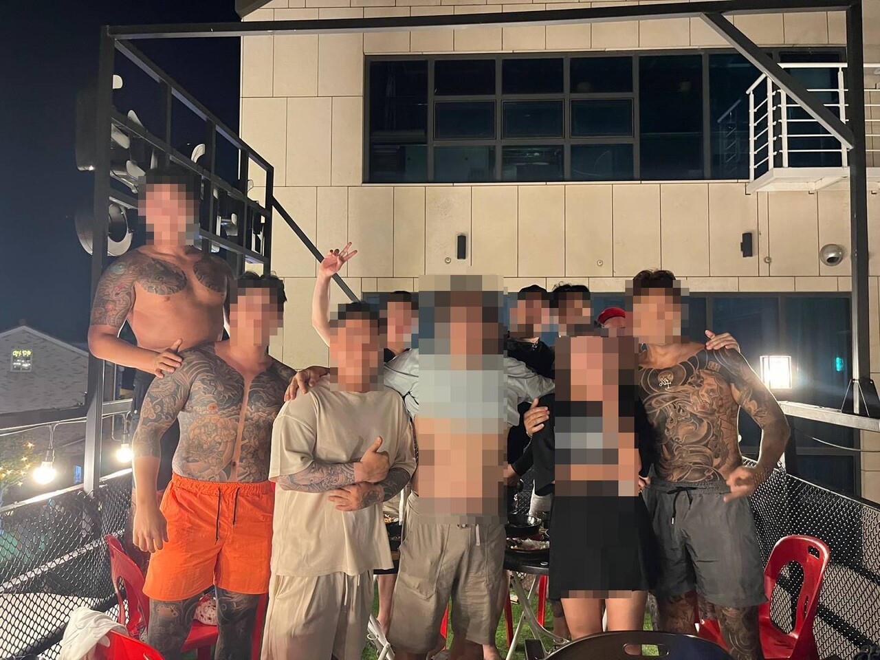 조직 단합대회에서 촬영한 조직원 단체사진