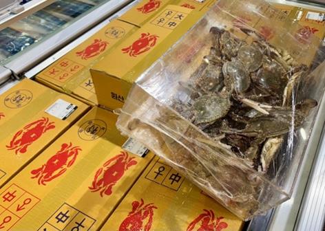 대형마트 '꽃게&nbsp;최저가' 판매 경쟁 고조…"100g에 1천원 미만"[연합뉴스]