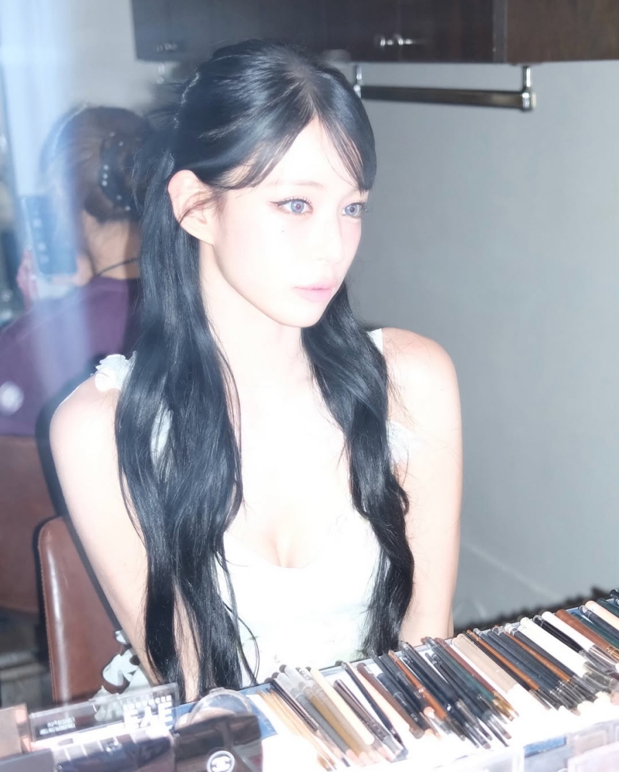 이채영, 너무 깊게 파인 거 아냐…치명적 눈빛까지 시선 올킬