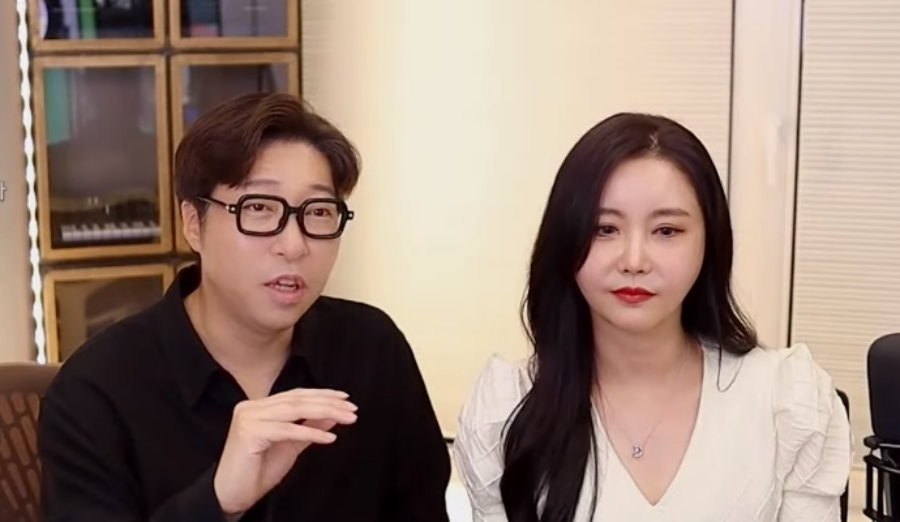 故 대도서관 사인 뇌출혈이라고 밝힌 전처 윰댕(오른쪽) / 사진 : 대도서관 유튜브 라이브 방송 캡처