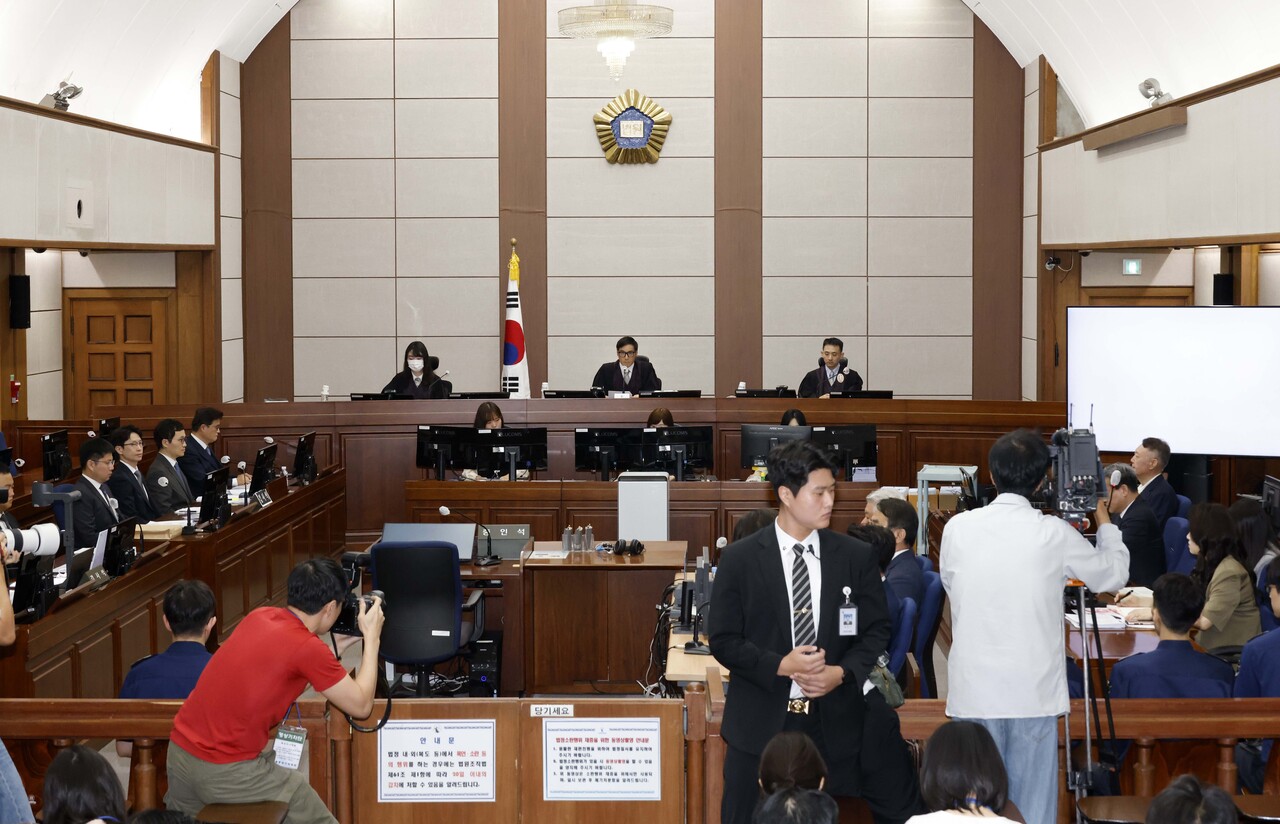 尹 '특검기소' 첫 재판 출석…남색정장에 수용번호 3617 배지[연합뉴스]