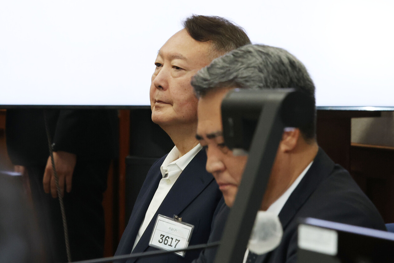 尹 '특검기소' 첫 재판 출석…남색정장에 수용번호 3617 배지[연합뉴스]