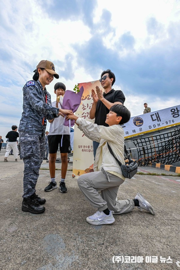6개월간의 파병 임무를 마치고 진해 군항에 입항한 청해부대 45진 부대원이 가족들과 재회의 기쁨을 나누고 있다. / 청해부대 45진 상사 박정언 (사진/제공=상사 박재우)