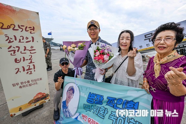 6개월간의 파병 임무를 마치고 진해 군항에 입항한 청해부대 45진 부대원이 가족들과 재회의 기쁨을 나누고 있다./ 청해부대 45진 병장 조인혁 (사진/제공=상사 박재우)