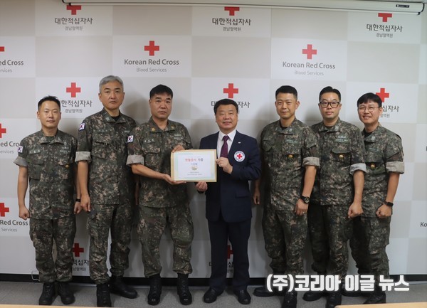 &nbsp;해군 8전단 장병들이 9월 19일(금) 대한적십자사 경남혈액원을 찾아 헌혈증 125장을 전달하고 있다.&nbsp; (사진 제공=임찬진 중위)