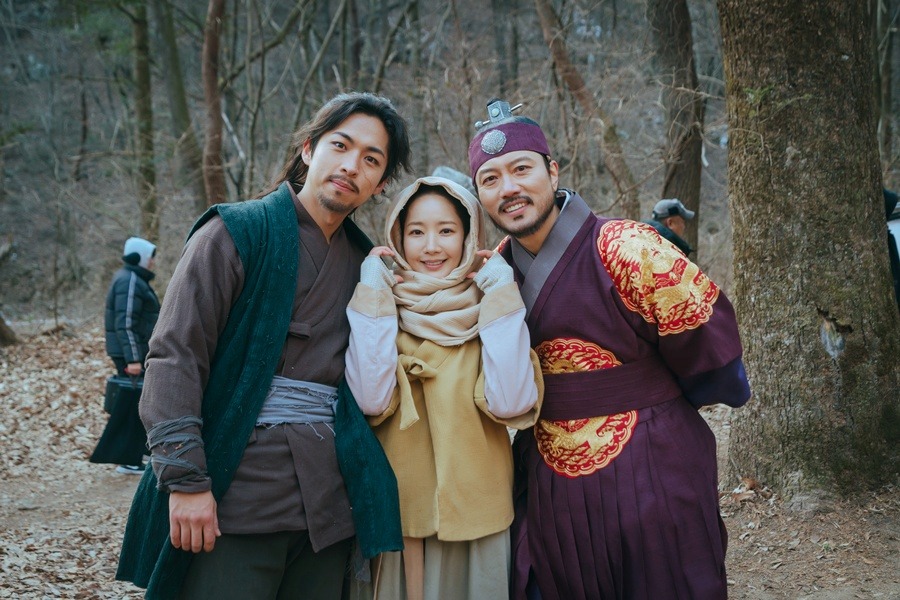 박민영, 파격 금발에 아찔한 자태…‘컨피던스맨 KR’ 비하인드 컷 공개