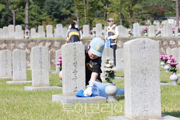 KB국민은행은 지난 27일 제77주년 국군의 날을 기념해 국립서울현충원에서 묘역관리 봉사활동을 실시했다. /사진-KB국민은행