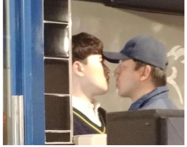 지금 피시방인데 고등학생이랑 아저씨랑 ㅆ움한다 ㅋㅋㅋㅋㅋ