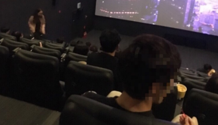 보라는 영화는 안보고 뒷자리에서 어른영화찍는다는 커플 수준 ㄷㄷㄷㄷ