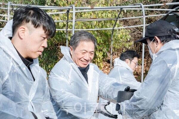 연탄 나눔 봉사하는 이학재 인천공항공사 사장/투어코리아뉴스 김경남 기자