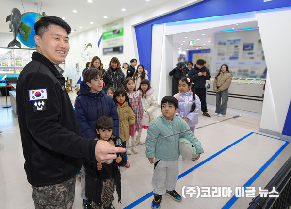 3일(수) 진해기지사령부에서 주관한 다문화 가정 대상 안보현장견학에 참가한 가족들이 잠수함사 역사관에서 해설사의 설명을 듣고 있다.  (사진/제공=해군)