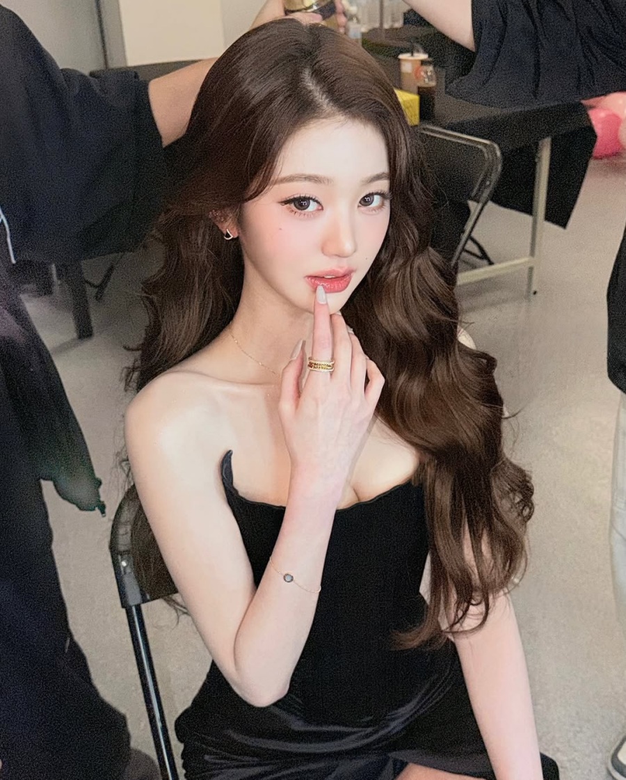 장원영, 과감한 넥라인에 '청순글래머' 자태…판타지 그 이상