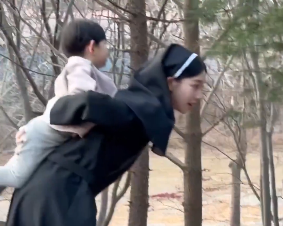 애 처음 업어보는 카리나 ㅋㅋ...gif