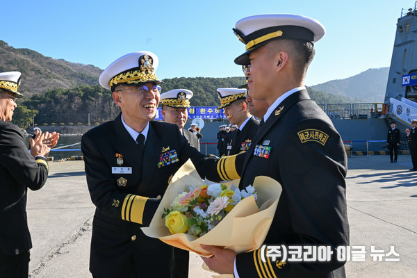  12월 18일 진행된 2025 순항훈련전단 입항 환영행사에서 해군작전사령관(중장 김경률)이 생도에게 꽃다발을 증정하고 있다.  (사진/제공=해군)