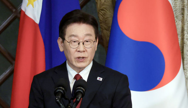 필리핀을 국빈 방문 중인 이재명 대통령이 3일(현지 시간) 마닐라 말라카냥궁에서 페르디난드 마르코스 주니어 대통령과 한-필리핀 공동 언론발표를 하고 있다. 뉴시스