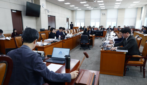 &nbsp;24일 서울 여의도 국회에서 열린 행정안전위원회 법안심사제1소위원회에서 윤건영 위원장이 회의를 주재하고 있다. 뉴시스