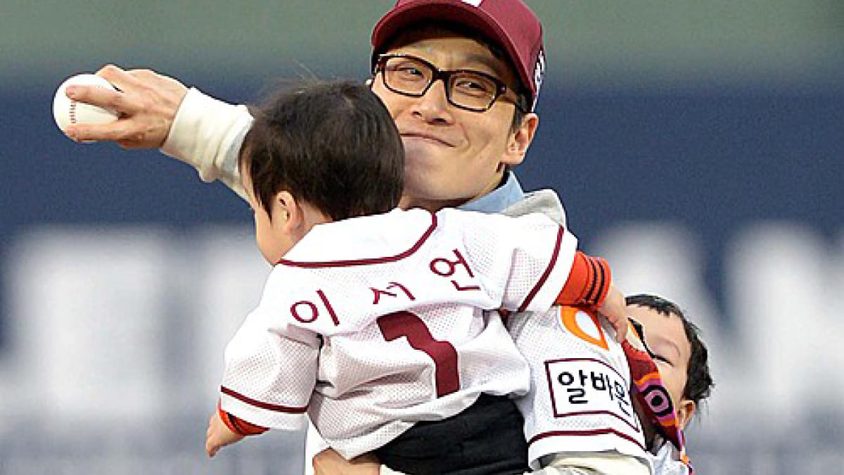 쌍둥이를 엎고 시구하는 이휘재 / 사진=MBC