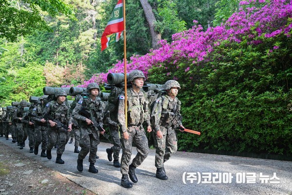 2026년 5월 7일부터 8일까지 양일간 진해 일대에서 진행된 2026 사관생도 행군훈련에서 사관생도들이산악지역을 행군하고 있다.  (사진=해군)
