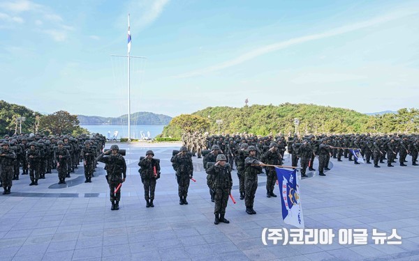 2026년 5월 7일부터 8일까지 양일간 진해 일대에서 진행된 2026 사관생도 행군훈련에서 사관생도들이 행군훈련 출발신고를 하고 있다.  (사진=해군)