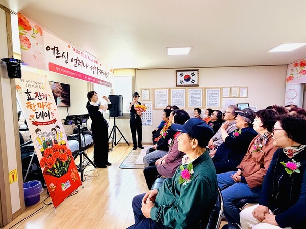 신천지자원봉사단 마산지부가 지난 7일 창원시 마산회원구 신산경로당을 방문한 가운데 ‘백세만세: 마음을 잇는 효 나눔 한마당’ 행사를 진행하고 있다/사진제공=신천지자원봉사단 마산지부.