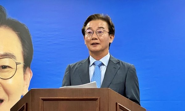  HMM이 부산으로 본사를 옮기기 위한 정관을 변경한 가운데, 전재수 더불어민주당 부산시장 후보가 8일 부산진구 선거사무소에서 소감을 말하고 있다.  뉴시스
