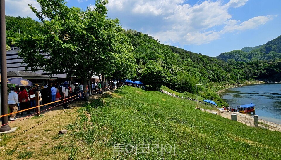 청령포로 들어가는 배를 타기위햐 기다리는 줄./ 사진=유경훈 기자