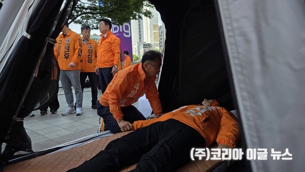 개혁신당 강명상 창원시장 후보가 부산에서 단식 농성 중인 정이한 부산시장 후보를 찾아 격려했다.  (사진=강명상 선대위)