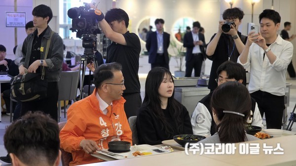 개혁신당 강명상 창원시장 후보가 14일 창원대학교를 방문해 대학 관계자들과 지역 청년 문제를 논의하고 학생식당에서 학생들과 간담회를 진행했다. (사진=강명상 선대위)
