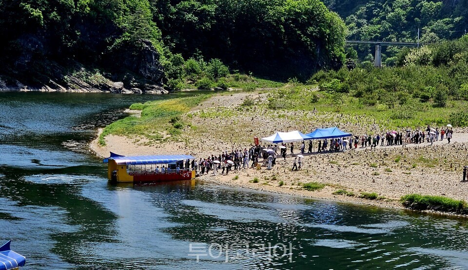 단종 유배지 청령포를 구경하고 나오는 배에 오르는 관광객들/사진=유경훈 기자