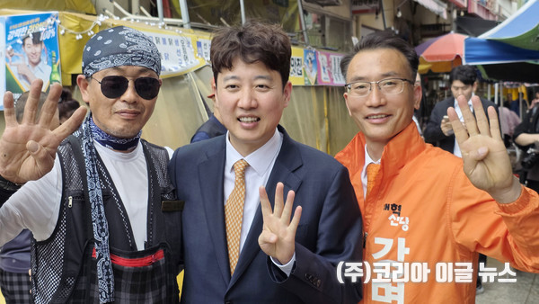 개혁신당 강명상 창원시장 후보가 14일 부산·울산·경남 합동 선거대책위원회 일정과 대학가, 전통시장, 방산기업 현장 등을 잇따라 방문하며 현장 중심 행보를 이어갔다.  (사진=강명상 선대위)