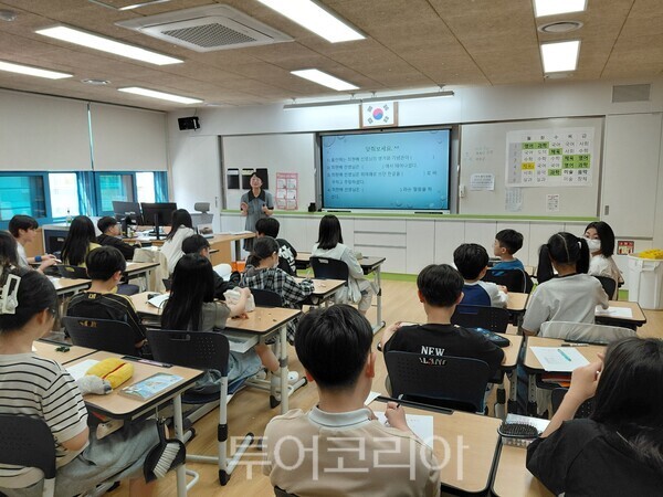 외솔기념관과 울산대학교 국어문화원은&nbsp;오는 5월부터 10월까지&nbsp;총 60차례에 걸쳐 지역 내 11개 초등학교를 찾아가 학생 1,400여 명을 대상으로 한글 교육을 진행할 예정이다./사진-울산 중구