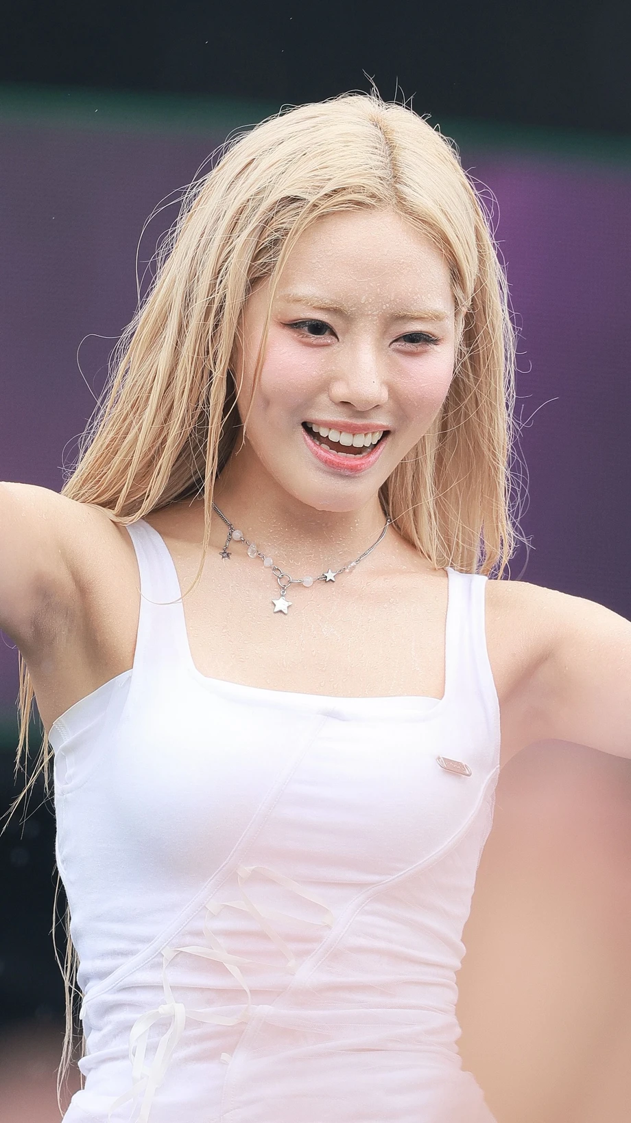 프로미스나인 박지원 워터밤 물에 젖은 흰나시 겨드랑이