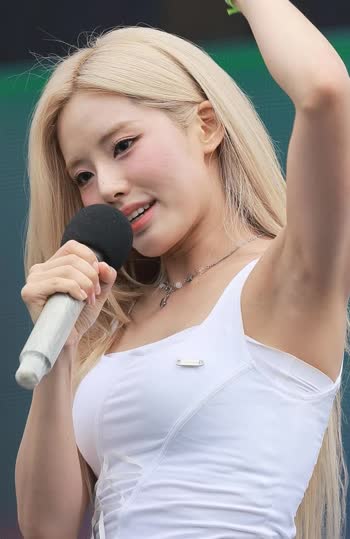 프로미스나인 박지원 워터밤 물에 젖은 흰나시 겨드랑이