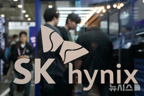 2026년 4월22일 서울 코엑스에서 열린 정보통신기술(ICT) 전시회 '2026 월드IT쇼'에 전시된 SK하이닉스 로고. 뉴시스