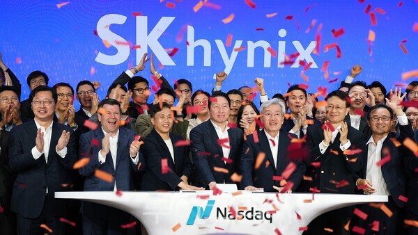 10일 오전(현지시간) 미국 뉴욕 나스닥 마켓사이트에서 열린 '오프닝 벨' 행사에서 최태원 SK그룹 회장, 곽노정 SK하이닉스 CEO, 고승범 SK하이닉스 사외이사 겸 이사회 의장이 타종을 하며 나스닥 ADR 거래 개시를 알리고 있다