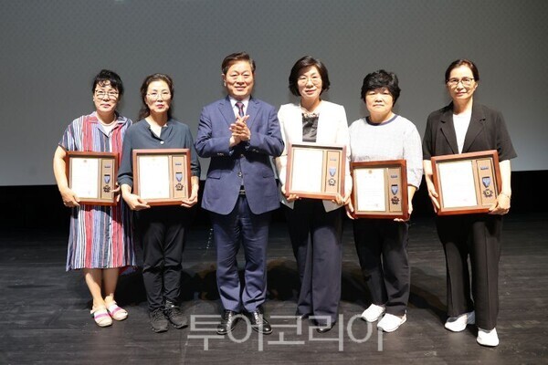 박승원 시장이 광명시 장기요양인의 밤에 요양인을 격려했다/투어코리아뉴스 정명달 기자  사진=광명시