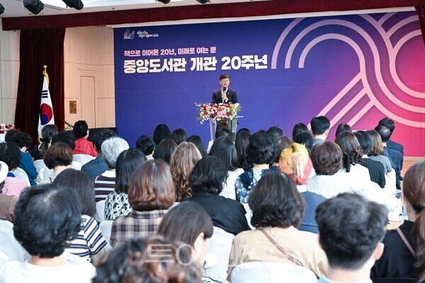 이민근 시장이 중앙도서관 개관 20주년 기념사를 발표하고 있다/투어코리아뉴스 정명달 기자   사진=안산시