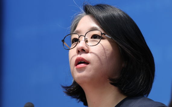 성평등가족부 장관 후보자인 용혜인 기본소득당 의원이 10일 여의도 국회 소통관에서 자신의 의혹 관련 기자회견을 하고 있다.뉴시스