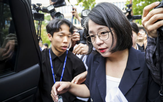 용혜인 성평등가족부 장관 후보자가 13일 서울 여의도 국회 소통관에서 장관 후보직 사퇴 기자회견을 마친 뒤 차량으로 향하고 있다. 뉴시스