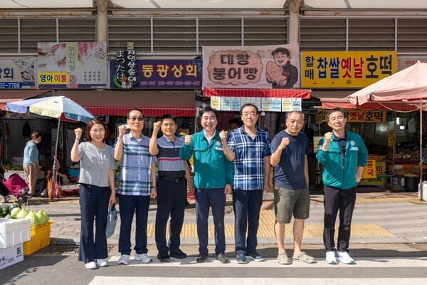 김영욱 부산진구청장이 지난 22일 관내 전통시장을 방문하여 상인들과 기념사진을 촬영하고 있다. (사진제공=부산진구)